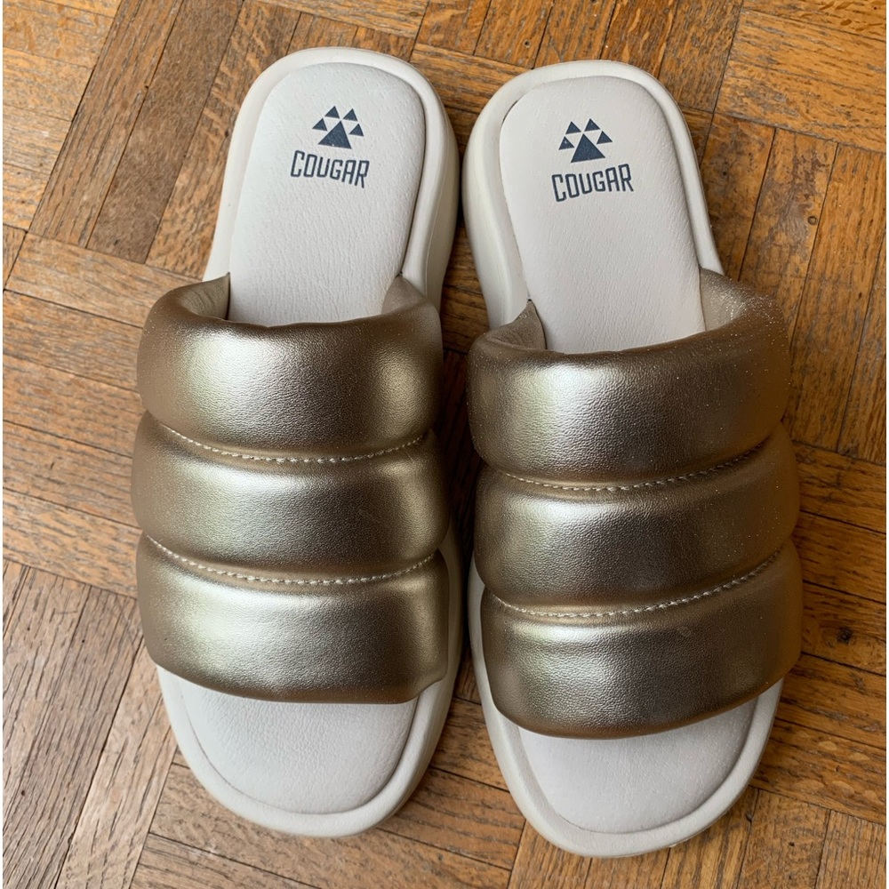 NWOT Cougar Julep Metallic leather water-resistant slides